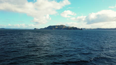 Landschaft-Des-Schönen-Blauen-Ozeans-Mit-Ferner-Insel-Unter-Blauem-Himmel-Und-Wolken-In-Der-Bay-Of-Island,-Neuseeland