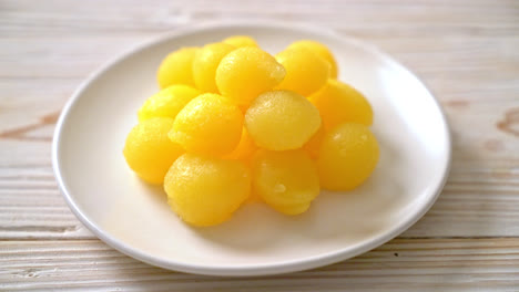 Sweet-Gold-Egg-Dotter-Drop---Eine-Art-Thailändische-Süßigkeit