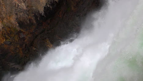 Wasserkaskade-In-Zeitlupe,-Die-über-Die-Oberen-Wasserfälle-Von-Yellowstone-Stürzt
