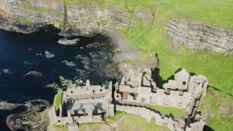 Irland-Tourismus---Dunluce-Castle,-Ein-Berühmter---Beliebter-Touristenort,-Luftdrohne-Mit-Nach-Unten-Geneigter-Offenbarung