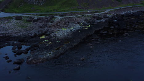 Luftaufnahmen-Aus-Der-Vogelperspektive-Von-Giant&#39;s-Causeway-In-Irland-An-Einem-Abend