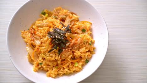 Arroz-Frito-Kimchi-Con-Algas-Y-Sésamo-Blanco---Estilo-De-Comida-Coreana
