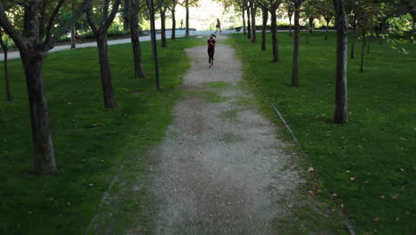 Woman-jogging-towards-the-camera-in-Enrique-Tierno-Galván-Park-in-Madrid