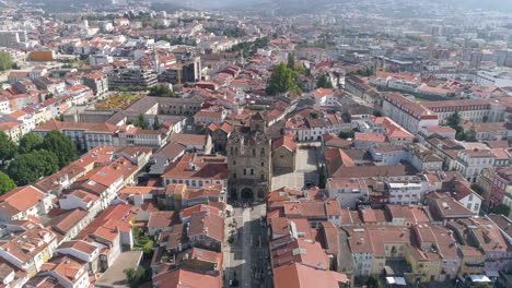 Menschen-Außerhalb-Des-Alten-Gebäudes-Der-Kathedrale-Von-Braga,-Umgeben-Von-Den-Roten-Ziegeldachhäusern-In-Der-Stadt-Braga,-Portugal