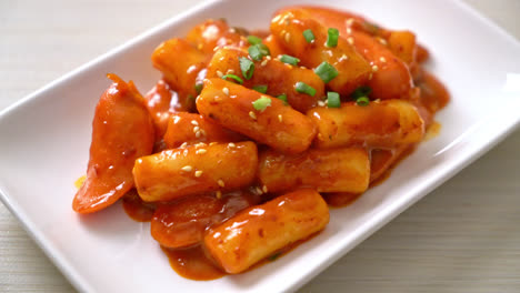 Koreanische-Reiskuchenstange-Mit-Wurst-In-Scharfer-Sauce---Tteokbokki