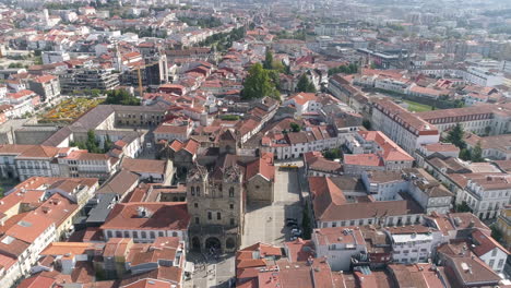 Malerischer-Blick-Auf-Rote-Dachziegelhäuser-Und-Gebäude-Der-Stadt-Braga-Mit-Der-Alten-Und-Historischen-Kathedrale-Von-Braga-Tagsüber-In-Portugal