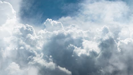 Nubes-Cúmulos,-Nubes-Blancas-Voladoras-Acercándose-Al-Cielo-Azul