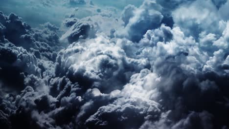 Una-Tormenta-En-Las-Nubes-De-Cúmulo-En-El-Cielo