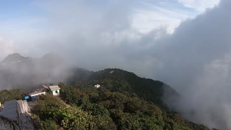 Lapso-De-Tiempo-De-Las-Nubes-Flotando-En-El-Valle-De-Los-Rangos-De-Parasnath-En-Jharkhand,-India