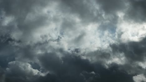 Dunkle-Wolken-Bewegen-Regnerische-Tage-Im-Zeitraffer