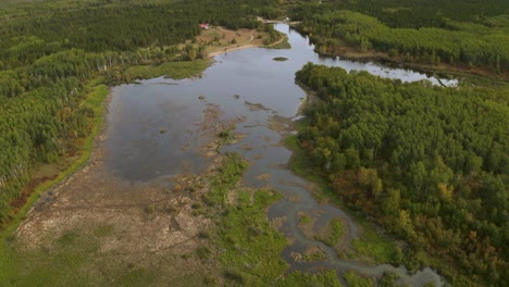 Kleiner-Künstlicher-See-Eingebettet-In-Die-üppigen-Grünen-Wälder-Kanadas