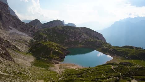 Kleiner-Blauer-Wasserteich-Hoch-In-Den-Bergen,-Lago-Di-Coldai,-Alleghe,-Italien