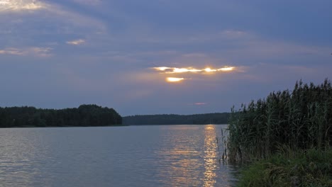 Puesta-De-Sol-Dorada-Brillando-Sobre-El-Hermoso-Lago-En-El-Parque-Paisajístico-Wdzydze-En-El-Norte-De-Polonia