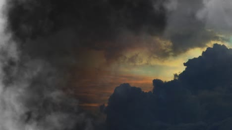 Una-Tormenta-En-El-Cielo-Con-Nubes-Oscuras-Y-Anaranjadas
