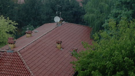 Heftiger-Regen-Auf-Dem-Dach-Eines-Hauses-In-Bologna