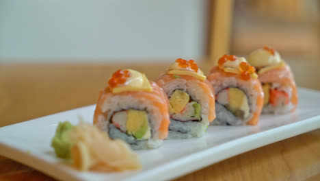 Sushi-De-Rollo-De-Salmón-Con-Queso-Encima---Estilo-De-Comida-Japonesa