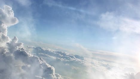 Kumuluswolken,-Die-Sich-Am-Klaren-Blauen-Himmel-Bewegen