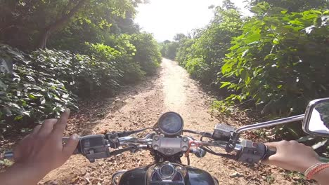 Biker,-Der-Offroad-In-Einer-Dichten-Grünen-Gasse-Reitet,-Die-Zum-Berg-Am-Parasnath-hügel-In-Jharkhand,-Indien,-Reitet