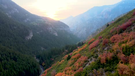 Buntes-Bergtal-Von-Utah-Während-Der-Herbstsonnenuntergangsluft