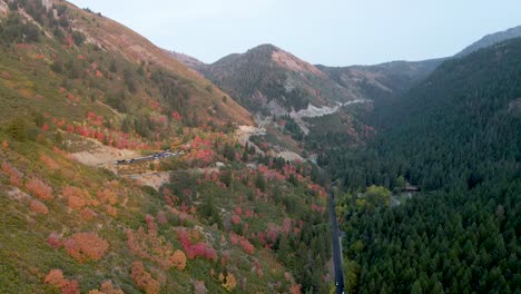 Erstaunliche-Farben-Des-Utah-Gebirgstals-Im-Herbst,-Luftbild