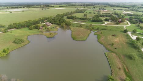 Luftvideo-Von-Einem-Teich-Auf-Der-Westseite-Von-Dish-Texas