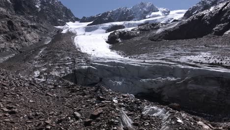 El-Hombre-Está-Parado-Frente-A-Una-Lengua-Glaciar-En-Los-Alpes-Italianos