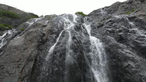 Wasserfall-In-Einem-Wunderschönen-Regenwald