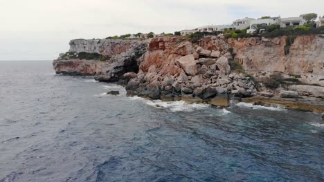 Exotische-Balearen-Mallorca-Insel-Klippen-Spanien-Breite-Aufnahme