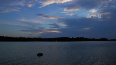 Dramatischer-Sonnenuntergangshimmel-über-Dem-Ruhigen-See-Im-Landschaftspark-In-Wdzydze-In-Nordpolen---Zeitraffer