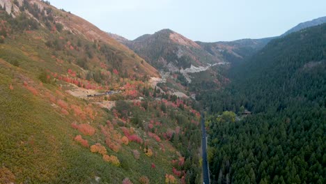 Bergstraße,-Umgeben-Von-Den-Schönen-Bunten-Herbst--Und-Nadelbäumen,-Die-Während-Der-Herbstsaison-Auf-Den-Hügeln-In-Utah,-Usa,-Wachsen