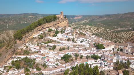 Luftbild-An-Einem-Sonnigen-Tag-Der-Stadt-Montefrio-In-Granada,-Spanien