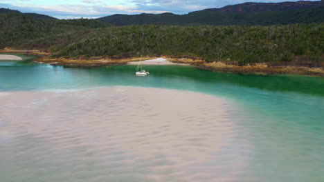 Drohnenaufnahme-Eines-Segelboots-Im-Wasser-Am-Whitehaven-Beach,-Whitsunday-Island,-Australien
