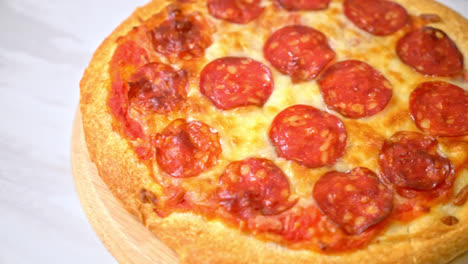 Peperoni-Pizza-Auf-Holztablett---Italienische-Küche