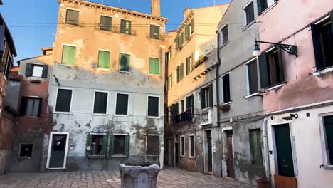 Zonas-Residenciales-Tranquilas-Y-Vacías-En-Venecia-Durante-El-Bloqueo-Del-Virus-De-La-Corona---Toma-Panorámica