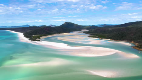 Rising-cinematic-drone-shot-of-Whitehaven-Beach-Whitsunday-Island-Australia
