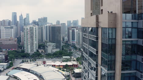 Fliegen-Sie-In-Der-Nähe-Von-Bürogebäuden-Vorbei,-Mit-Blick-Auf-Das-Bürogebäude-In-Der-Innenstadt-Von-Guangzhou-Im-Hintergrund