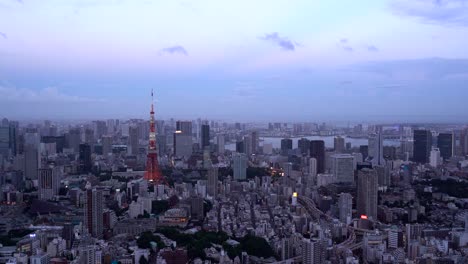 Tokyo-Tower-In-Der-Abenddämmerung-Von-Hoch-Oben,-Weiter-Panoramablick-In-4k