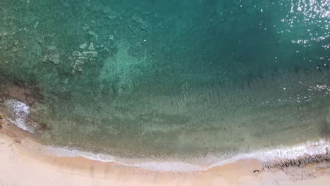 Drohnenclip-Aus-Der-Luft-über-Einem-Wunderschönen-Strand-In-Kavala,-Mazedonien,-Griechenland