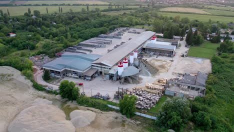 Sandproduktionsfabrik-Mit-Station-Für-Schwere-Maschinen