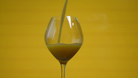 Orangensaftglas,-Gießen,-Flüssigkeit-In-Glas-Gießen,-In-Tasse,-Spritzen,-Fallen-Lassen,-Spritzen,-Frisches-Getränk,-Getränk
