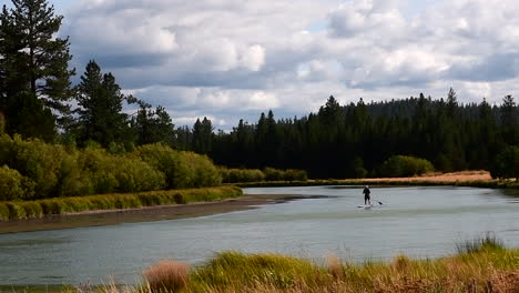Stand-up-paddle-boarder-on-the-Deschutes-River,-Oregon