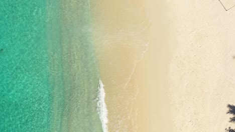 Aerial-view-of-crystal-clear-turquoise-water-and-white-sandy-beach-on-tropical-island-in-Sumatra,-Indonesia