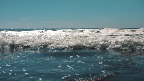 Schaum-Der-Wellen-Des-Blauen-Ozeans-In-Zeitlupe-Auf-Die-Kamera-Zu