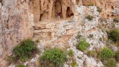 Arqueólogo-Examinando-Una-Cueva-En-Castellon