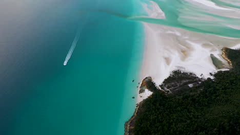 Drohnenaufnahme-Eines-Bootes-Im-Ozean-Am-Whitehaven-Beach,-Whitsunday-Island,-Australien