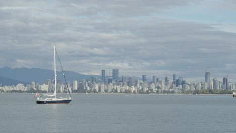 Velero---Paisaje-Urbano-Del-Centro-De-Vancouver-Con-Nubes-En-Movimiento