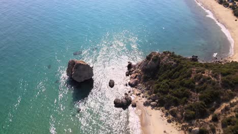 Clip-De-Drone-Aéreo-Que-Revela-Una-Hermosa-Playa-En-Kavala,-Macedonia,-Grecia