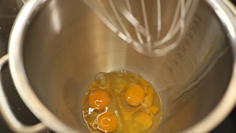 Combinar-Huevos-Y-Azúcar-Mientras-Se-Hornea