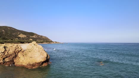 Luftdrohnenclip,-Der-über-Einen-Wunderschönen-Strand-In-Kavala,-Mazedonien,-Griechenland-Schwenkt