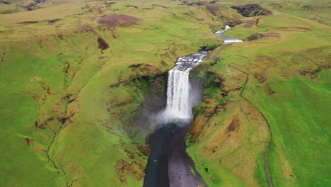 Vista-Maravillosa-De-La-Cascada-De-Skogafoss-En-El-Río-Skoga-En-El-Sur-De-Islandia-En-Verano---Drone-Aéreo,-Tiro-Estático
